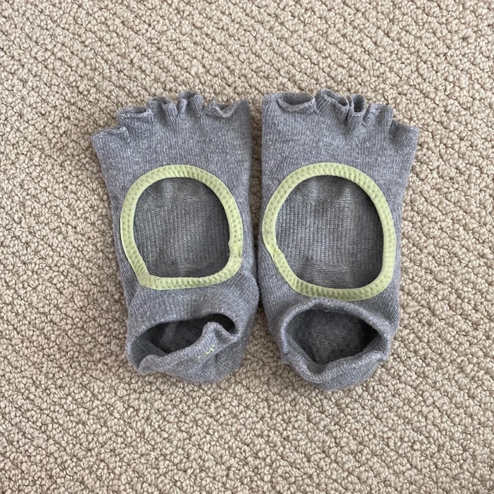Toesox Half Toe Bellarina Grip Socks Size Medium Grey Barre Pilates Yoga EUC